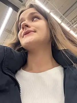 kittyqueeny (F young) - CUM WITH DOUBLE PENETRATION in restroom