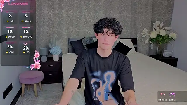 cute_mike (M twink) - take off your t-shirt