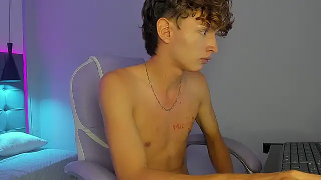 nicolasferrer18 (M twink) - masturbation x 5 min