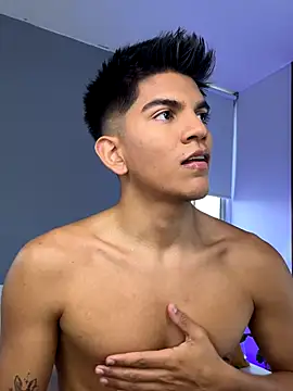 OnlySantty Live Webcam on Stripchat