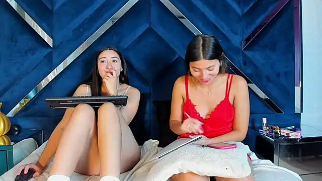 ScarlettAndKendr... Live Webcam on Stripchat