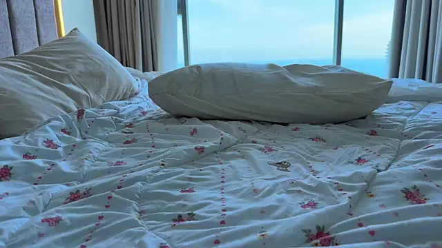 carolyn_smith (F teen) - My hand goes down