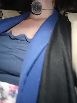 lucy_colee (Ask my age) - Put plug in ass