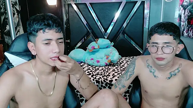 darwinandbrayann live cam screenshot males on Gratis Show – Free Live Cams