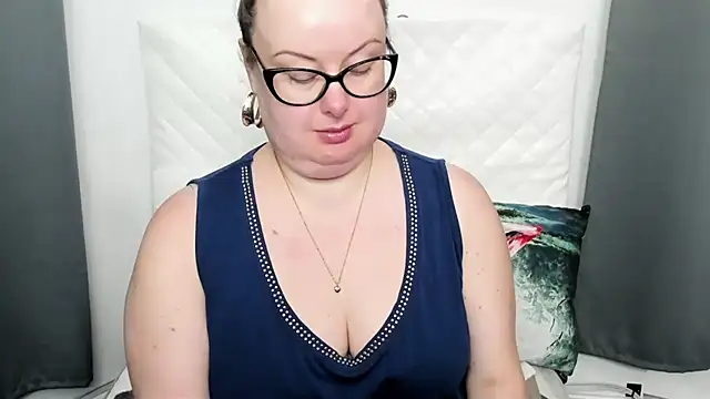 dirtybonnie (F milf) - latex black dress