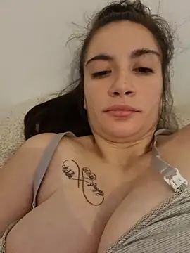 michou02xxx (F young) - Retirer la culotté + soutif