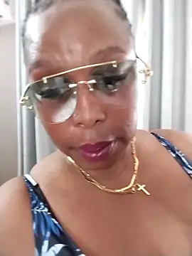 thickyminajxx (F milf) - Golden shower 🚿 on vacation