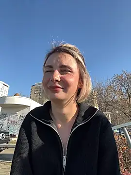 sandracarter (F young) - Show hard nipples in public park