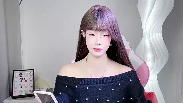 only1guo (F teen) - 不跟你玩了，你身上有别的小猫喂味