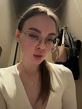 kristirich (F young) - Finger in pussy+pinch nipple