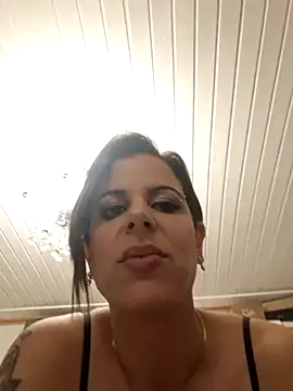 alexis21821 (G milf) - Scottish skirt and heels? No panties !