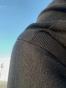 sandracarter (F young) - Show hard nipples in public park