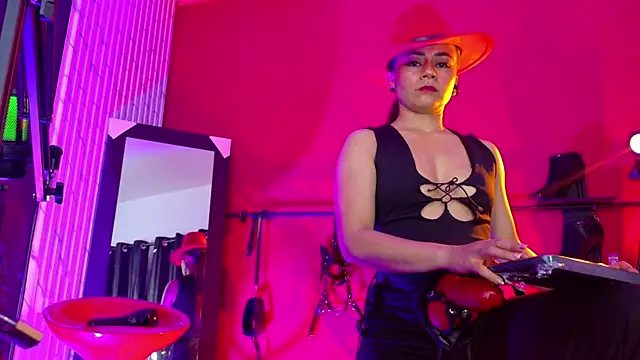 mistressslut1 (F milf) - My feet on your face adore them - FOOT