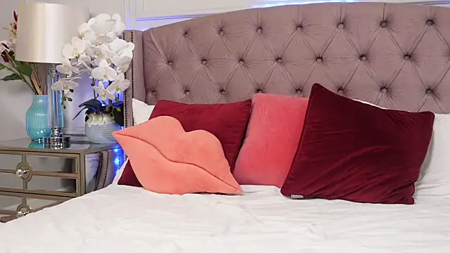 jenniferlovve - JenniferLovve's free webcam - UK Sex Cams