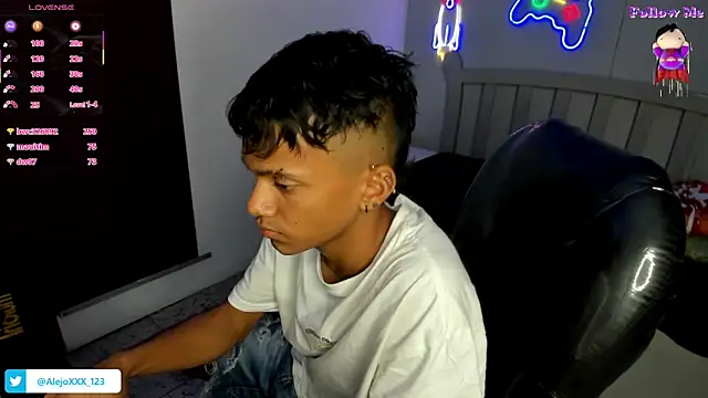 loistwink_ (M twink) - Playing with my ass🍑🔥