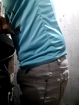 hecwil8 (Ask my age) - Show de masturbacion en el taller mecáni