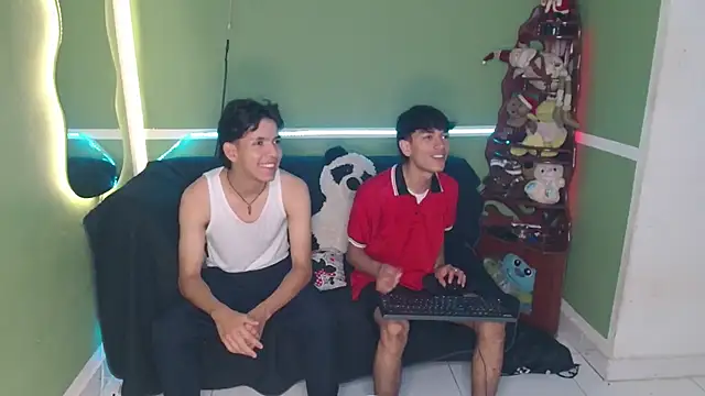 maxsexdick (G twink) - a naked sch00ol boy