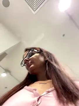 natakitten (F milf) - Hand in panties, rub clit in public 🚨