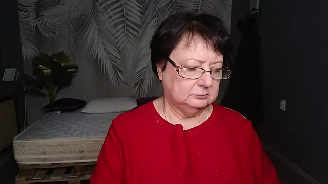 margo_moll (Ask my age) - I'll show you my legs