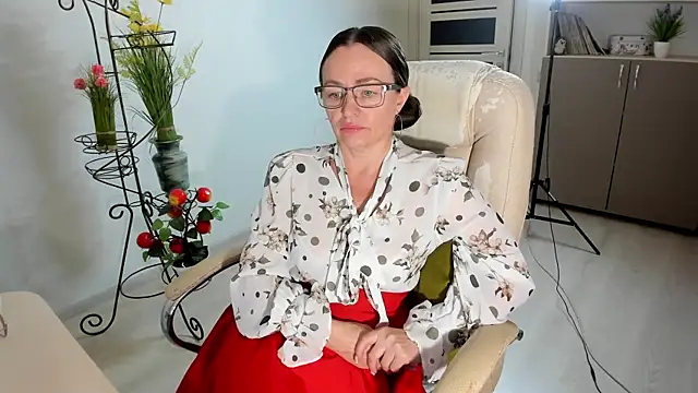 vika73 (F mature) - type - ​menu ​and ​private ​active