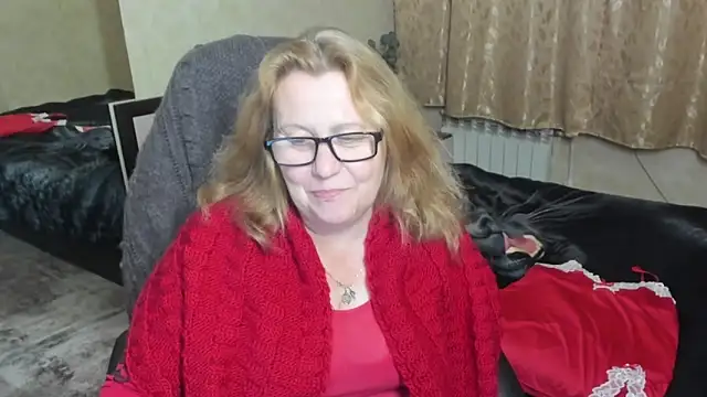 frau_marta (F mature) - take off the dress