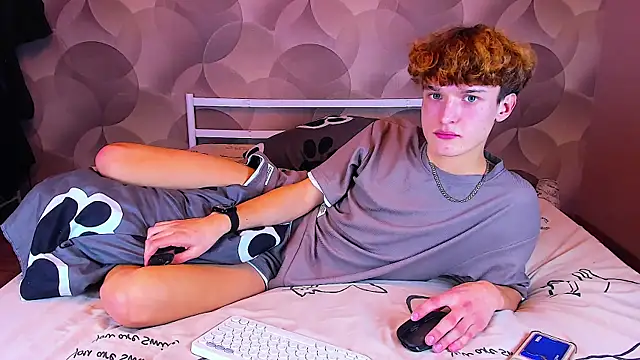 ian_flor (M twink) - take off clothes