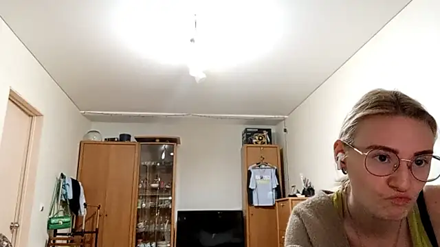 _swimmygrl_ (F teen) - Stand and around