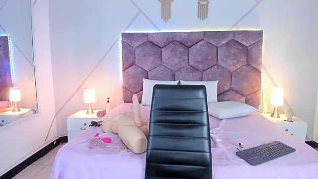 aurora_collinss_ (F young) - fucks my wet pussy