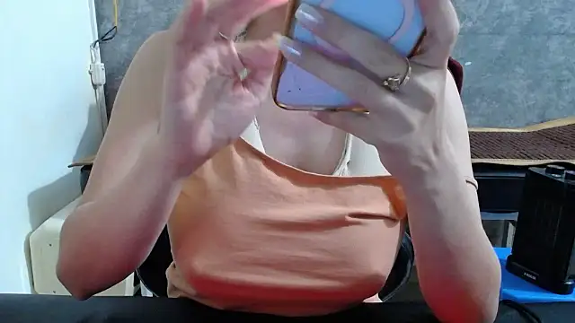 hotqueen (F young) - Naked-Controlled Toy 5 Minutes