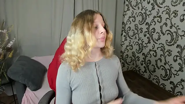 _velvet_peach_ (F young) - Steal my skirt