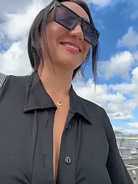 ninabigtitied (F young) - displaying sexy lingerie in the street