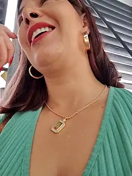 scarlett_moore (F milf) - Show boobs throught Window