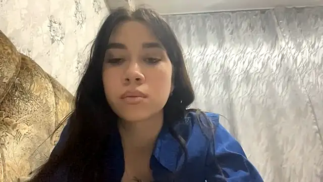 debbigoodknight (F teen) - show my lips close-up