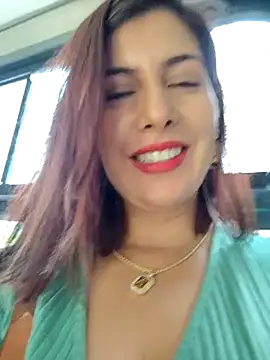 scarlett_moore (F milf) - Show boobs throught Window