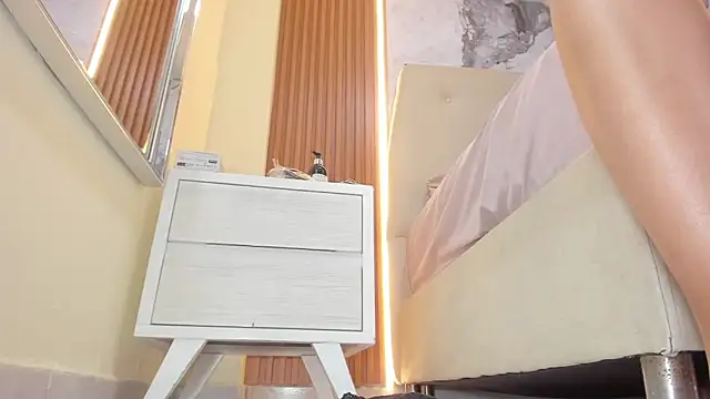 lailamorfy (F young) - show milk + shaked tits