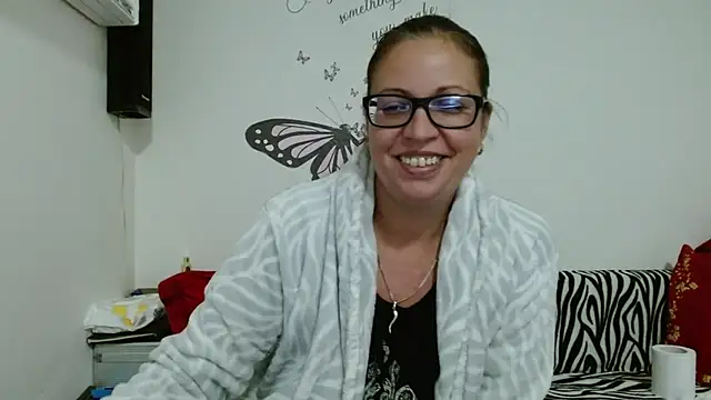 ladyhellene (F milf) - bubble shower show ;)