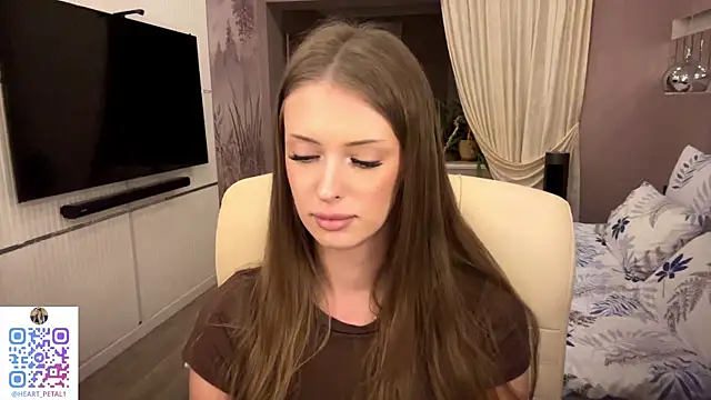 mona_star (F teen) - put on a skirt, top and pose