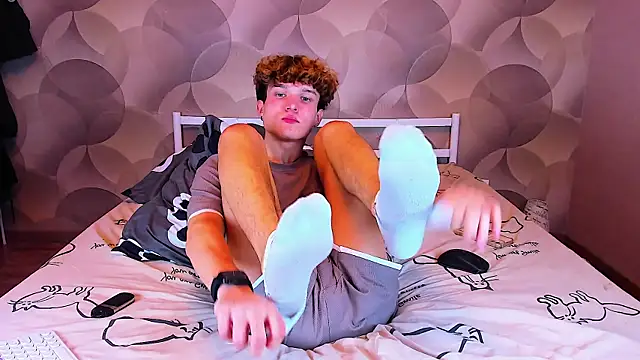 ian_flor (M twink) - take off clothes