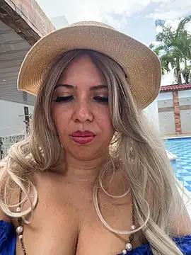 isasantodomingo (F milf) - Dildo+cum  on the balcony