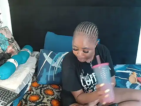 CreamySexyPussy live cam screenshot females from South Africa on VideoChat.work — Live Cam Directory