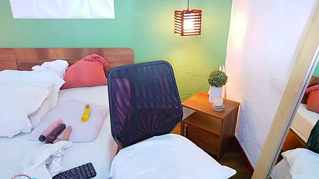 kiara_evanss (F milf) - 2 fingers in the ass