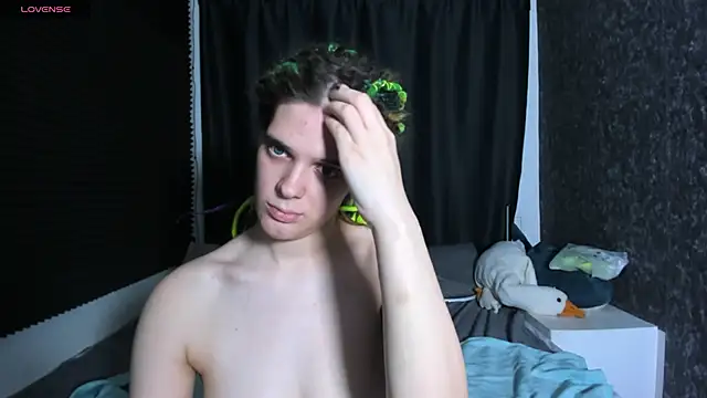 kiki_krash (F young) - vibrator to the clitoris 1 minute