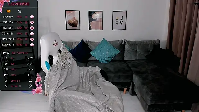 louisa_bay (F milf) - massage my naked boobies