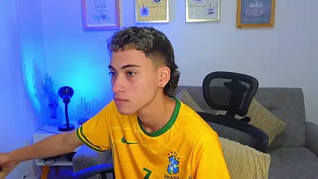 yulian_vasquez (M twink) - Show soft dick and play with it! 🍒