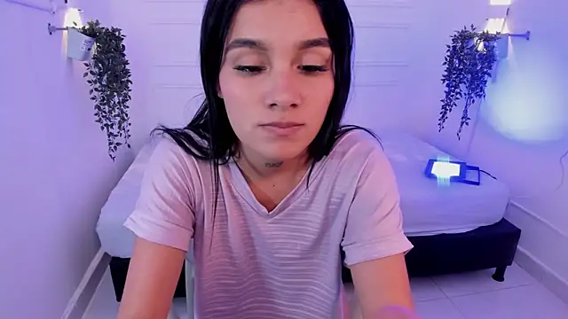 mialux5 (F teen) - show pussy close up