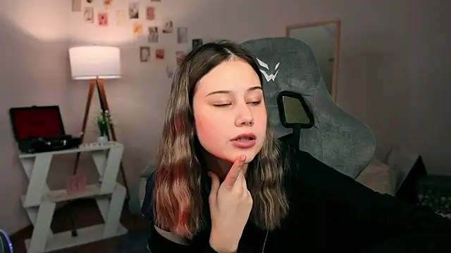 adelle046 (F teen) - Tease with tongue