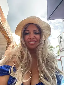 isasantodomingo (F milf) - Dildo+cum  on the balcony