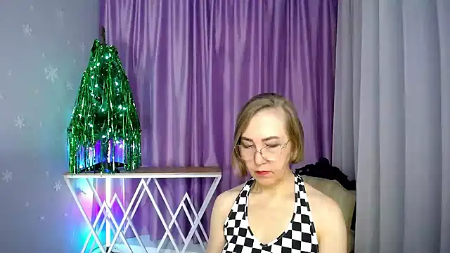 queen_a_n_i (F mature) - to strip naked