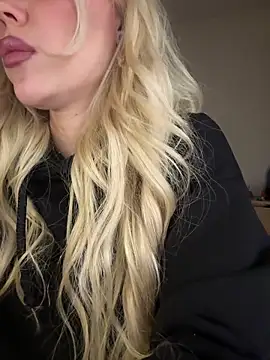 xdinnax (F milf) - show boob