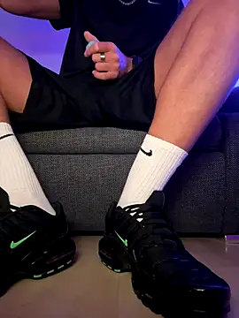 nikeaddicted2 (Ask my age) - naked